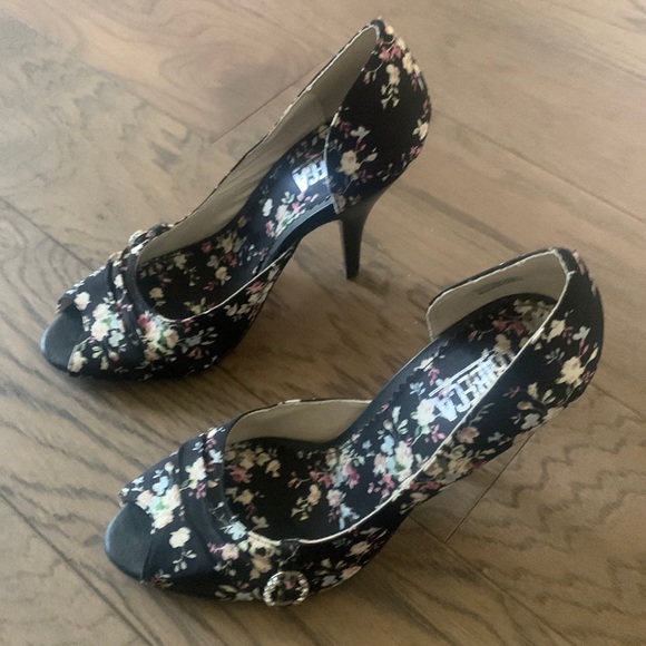 Vintage Kenneth Cole (Tribeca Production brand) open-toed stilettos. Size 9. - Picture 2 of 12